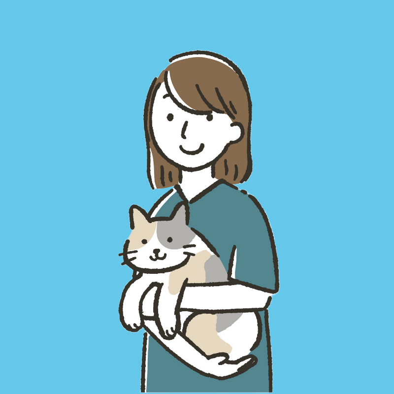 Una persona sorridente con capelli castani e camicia verde acqua tiene in braccio un gatto rilassato di colore chiaro con macchie grigie e abbronzate su uno sfondo blu.