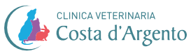 Logo della Clinica Veterinaria Costa d'Argento con le sagome blu di un cane e di un gatto e di un coniglio rosa, tutti seduti insieme all'interno di una mezzaluna.