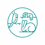 NON CONVENZIONALI Un disegno al tratto minimalista di un uccello, un camaleonte e un coniglio all'interno di un bordo circolare; ogni animale è rappresentato con uno stile semplice e astratto.