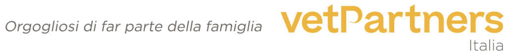 Logo testuale con la frase Orgogliosi di far parte della famiglia vetPartners Italia in italiano, dove vetPartners è in grassetto e in arancione, mentre il resto è grigio, a riflettere l'eleganza e il calore di Costa d'argento.